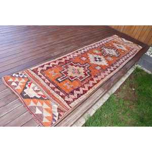 Alfombra Turca Vintage de 2.4x9.4 pies, Alfombra Naranja con Diseño de Plantas y Árboles Herki - Product Image 2