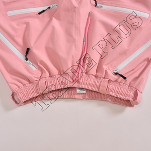 Pantalones Cargo de Snowboard impermeables en rosa Pastel personalizados con bolsillos con cremallera, cintura ajustable y puños Cinch inferiores para invierno - Product Image 3
