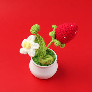 Décoration de scène en forme de petite plante de fraise à double tête, accessoires au crochet finis pour la chambre à coucher, le bureau, les travaux textiles et les créations en tissu - Product Image 6