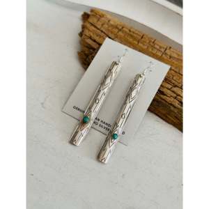 Boucles d'oreilles pendantes en turquoise Kingman et argent sterling, fabrication Navajo, bijoux culturels de collection pour ajouter du style et du caractère - Product Image 3