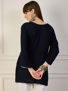 ชุดลำลองคุณภาพดีเยี่ยม เสื้อคุर्ติสั้น พร้อมลายปักสุดพิเศษ ดีไซน์ทันสมัยสำหรับผู้หญิง เหมาะสำหรับใส่ในชีวิตประจำวัน มีจำหน่ายแล้ว - Product Image 6