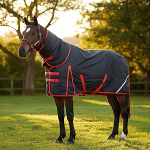 Vente en gros de tapis d'hiver pour chevaux à couverture complète tapis imperméable isolé en molleton d'hiver épais avec sangles et queue réglables - Product Image 1