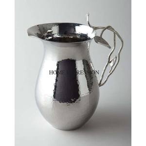 Jarra elegante hecha de metal de aspecto elegante único de diseñador más atractivo con base y mango chapados en oro del fabricante indio - Product Image 2