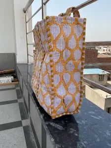 Sac fourre-tout de luxe à imprimé floral de qualité supérieure Sac fourre-tout imperméable de qualité supérieure fabriqué en Inde avec doublure en toile Fabriqué en Inde Exportateur - Product Image 2