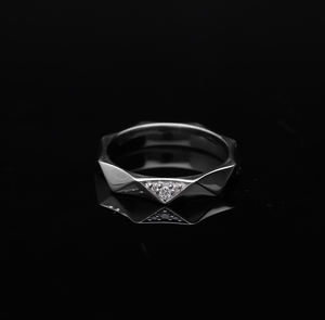 Anillo de banda de eternidad geométrica moderna de oro de 14 quilates para mujer 0.04CTW Diamantes redondos naturales en Configuración de pavé triangular - Product Image 1