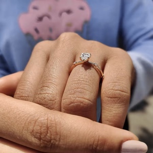 Bague minimaliste en diamant de laboratoire avec un design classique et une brillance supérieure, idéale pour les mariages et les cadeaux en provenance d'Inde - Product Image 2