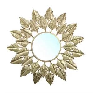 Feuille Plaqué Or Design Miroir Mural Décoratif Cadre en Métal Miroir Mural Artisanal Fabricant À Vendre Style De Luxe - Product Image 1