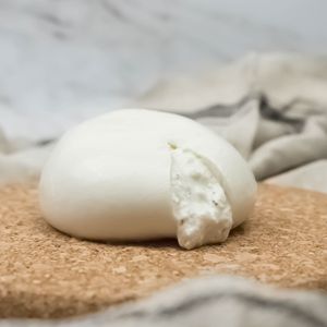 Burrata de fromage bleu frais italien de haute qualité 125g, Burratina sans tête en coupelle pour la vente au détail et la restauration - Product Image 2