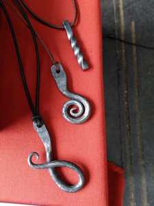 2024 pendentif en métal de forme géométrique nordique Viking Rune pendentif de haute qualité multi-style en acier inoxydable collier de cordon en cuir - Product Image 4