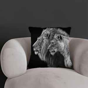 Coussin imprimé couple de lions - Cadeau unique pour la grotte de l'homme ou la Saint-Valentin, 36"x36" - 90x90 cm - Product Image 3
