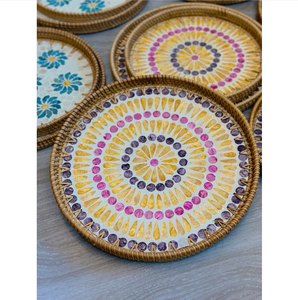 Plateau en rotin naturel tissé à la main avec incrustations de coquillages et de perles pour le rangement, le service et la décoration - Product Image 6