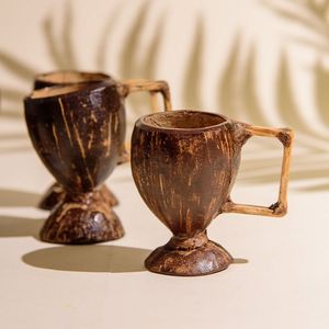 Gobelet en noix de coco fait main, conçu pour les dîners sur le thème tropical et la présentation de boissons naturelles - Product Image 4