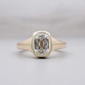 Bague de fiançailles pour femme en diamant de laboratoire certifié IGI, taille coussin allongée, style Old Mine, sertie clos, or jaune/blanc/rose - Product Image 1