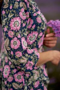Robe à fleurs imprimée à la main, style bohème, longueur mollet, bleu marine, rose, rose poudré, faite à la main - Product Image 2