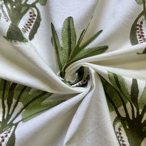 Tela de Algodón Estampada a Mano con Motivo Botánico de Palmeras Verdes - Product Image 2