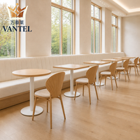 Ensemble de mobilier moderne sur mesure pour hôtel et restaurant : banquette, table à manger et chaises pour projet hôtelier et café
