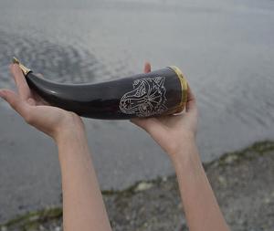 Cuerno vikingo para beber con soporte para cinturón de cuero Odín para colecciones de artesanías Naturales de La India a la venta a granel a precio de fábrica - Product Image 4