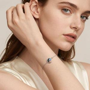 สร้อยข้อมือจี้รูปแมวดำและดวงจันทร์พร้อมดาวประดับพลอยประจำเดือนเกิด Jeulia Custom - Product Image 4