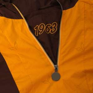 Chaqueta cortavientos con media cremallera Iota Phi Beta personalizada para senderismo, chaqueta impermeable para la lluvia, cortavientos griego, marrón y dorado - Product Image 4