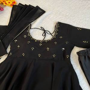 Ensemble de robe en georgette trois pièces avec broderie miroir à la main, pantalon et dupatta pour la fête - Product Image 2