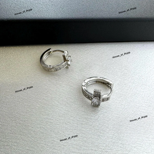 Pendientes de Aro Cruzados de Plata 925 con Engaste de Púas y Moissanita Redonda en el Centro, Diseño de Lujo para Hombre y Mujer - Product Image 2