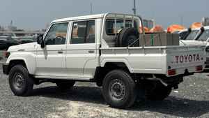 Neuf/Occasion pour LA ND CRU ISER VXR SUV 5 places 4x4 <4L 8 cylindres LX Diesel Automatique Sièges en cuir Intérieur foncé - Product Image 3