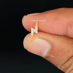 Boucles d'oreilles clous en or massif 14 carats avec diamant naturel en forme de foudre - Cadeau de luxe pour femme - Product Image 2