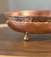 Plat de service décoratif élégant et sûr en cuivre martelé et aluminium fait main avec pieds, idéal pour mariages et fêtes