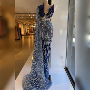 Vestido de baile glamuroso etéreo con detalles de encaje y un diseño romántico con hombros descubiertos - Product Image 1