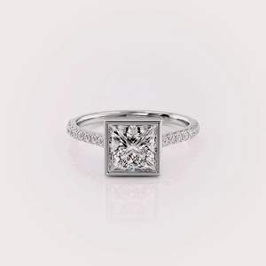 Anillo de Compromiso y Boda con Diamante Cultivado en Laboratorio con Corte Princesa Certificado por IGI, Halo y Banda Pavé en Plata de Ley 925 - Product Image 1