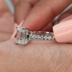 Anillo de Diamante Solitario con Corte Esmeralda de 14 Quilates, Increíblemente Formado, para Compromiso, con Claridad VVS - Product Image 4