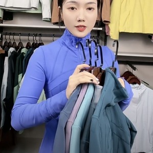 Venta al por mayor de las mujeres Activewear Yoga Chaquetas Nylon suave acanalado Tops sin costuras Slim Fit Zip up manga larga Fitness Jacket - Product Image 6