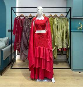 Conjunto de fiesta de diseñador con falda bordada y detalles florales, blusa con lentejuelas y bordados, y dupatta, listo para usar. - Product Image 4