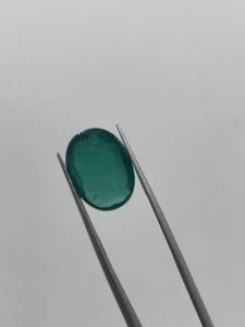 Émeraude de Zambie naturelle non traitée et non chauffée de très belle qualité de qualité supérieure coupe ovale 5.07 carats pour la fabrication de bijoux - Product Image 5