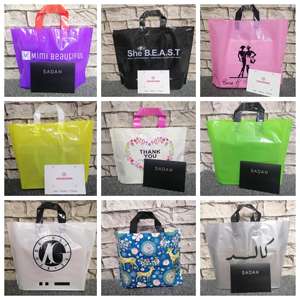 Sacs de courses réutilisables pliables personnalisés avec logo imprimé en gravure, en matériau LDPE/HDPE de luxe, recyclables, avec poignée à valve de longueur de main - Product Image 4