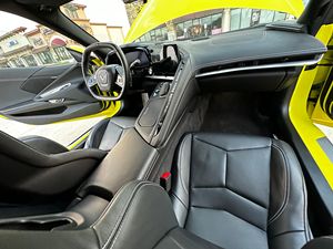 2022 Chevrolet Corvette Stinger Coupe 495-HP LT2 Turbo V8 Z51 Paquete de rendimiento AWD Dirección izquierda R20 Neumáticos sin modificar - Product Image 6