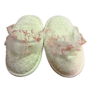 Para pantuflas de tul rosa con volantes, suela exterior de EVA antideslizante, puntera abierta, parte superior de microfibra, logotipo personalizado - Product Image 1