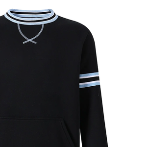 Sudadera Unisex Negra de Invierno Kankakee con Cuello Redondo, Logotipo Bordado Estampado en Chenilla y Bolsillo Canguro (OEM/Marca Privada) - Product Image 6