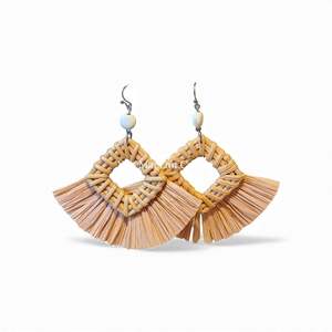 Pendientes de Ratán Natural Hechos a Mano, Joyería Ligera Tejida para un Estilo Resortero, de Vietnam - Product Image 1