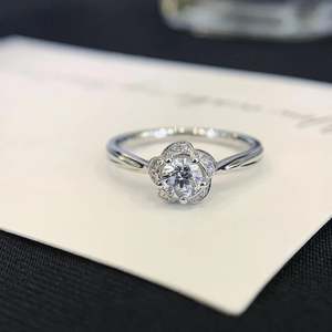 Anillo de Compromiso con Halo de Diamantes Cultivados en Laboratorio, Corte Redondo, 0.90ctw, Certificado IGI - Product Image 6