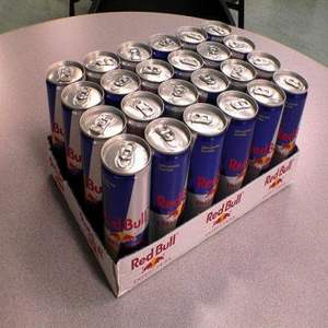 Red Bull Sans Sucre, Faible en Glucides, Boisson Énergisante avec Ginseng et Baies - Pack Familial en Vente - Product Image 3