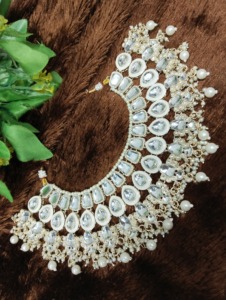 Ensemble de collier ras du cou de mariée en Kundan plaqué argent avec boucles d'oreilles Jhumka en perles d'émail blanc pour les bijoux de mariage pour femmes - Product Image 2