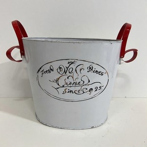 Cubo de maceta de metal Evergreen Bliss diseñado para uso navideño al aire libre con acabado antiguo y opción de exhibición verde de invierno - Product Image 4