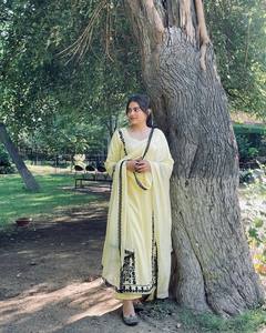 Nouveau designer indien et pakistanais fête porter haut bas et ensemble Dupatta avec broderie lourde lançant un look élégant - Product Image 1