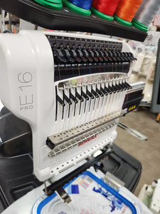 Machine à broder Bernina E16 Pro à 16 aiguilles avec accessoires, machine à coudre, garantie de 3 ans - Product Image 5