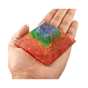 Orgone 피라미드 7 차크라 뜨거운 판매 도매 명상 방 장식 선물 Orgonite 피라미드 공급 업체