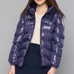 Vestes matelassées en tricot lourd d'hiver à col à capuche, coupe ajustée, réfléchissantes, brillantes, gonflées, avec poignets élastiques, fabrication au Pakistan - Product Image 4