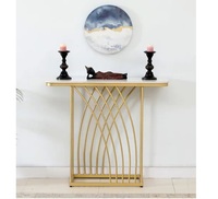 Console en métal de décoration de couloir d'entrée au design de luxe avec dessus en marbre noir Table console à cadre doré