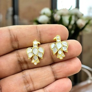 Hermosos pendientes elegantes de moda de la mejor calidad con tono dorado perfecto para ocasiones de boda para mujeres - Product Image 1