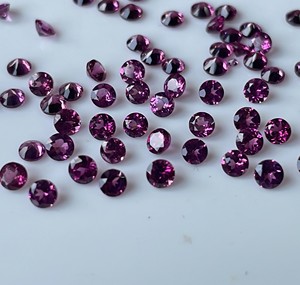 Vente en gros de grenat rhodolite rose naturel taille ronde 2.5mm grenat rhodolite rose à facettes en vrac pierre précieuse de qualité supérieure - Product Image 3
